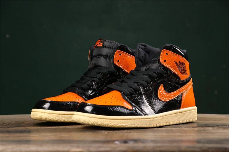 Les baskets Air Jordan 1 Low "Topaz Mist (GS)" pour femmes offrent une esthétique élégante avec des nuances de Topaz Mist.
