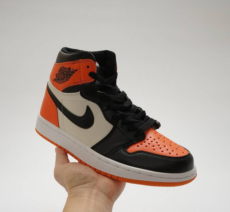 Les Air Jordan 1 Retro High OG "Shattered Backboard" Femme incarnent l’héritage emblématique de la marque Jordan tout en ajoutant une touche d’audace visuelle.