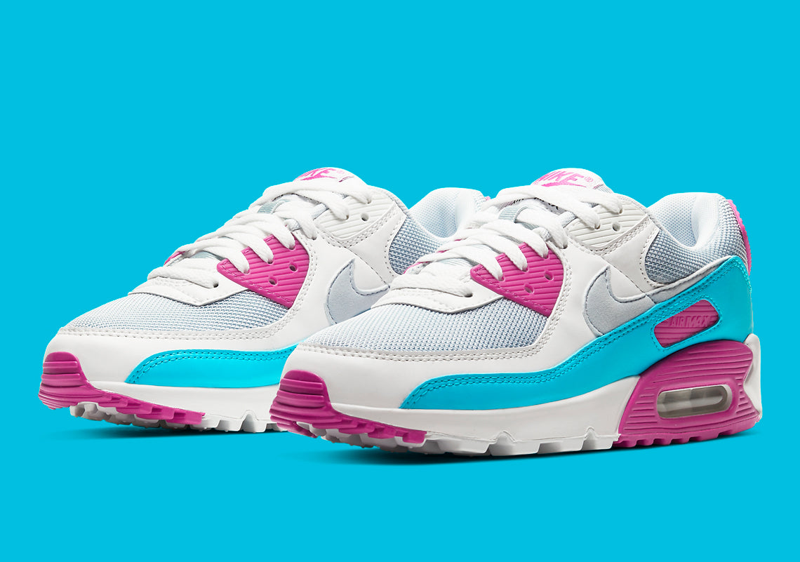 Les baskets Nike Air Max 90 Futura sont des pièces maîtresses de la mode.