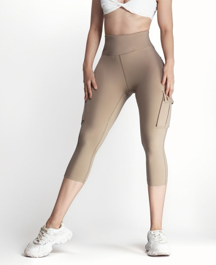 Premièrement : Ce Legging de motard taille haute avec poches à rabat pour soulever les fesses.