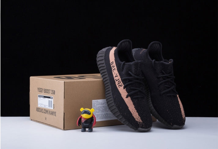 Les Adidas Yeezy 350 Boost V2 Mono Mist Femme , entre Adidas et Kanye West, sont emblématiques pour leur design innovant et leur confort inégalé.