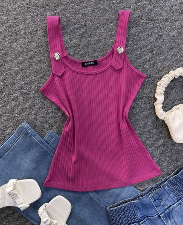 Premièrement : Ce Haut en tricot décontracté à coupe ajustée et à col en U sans manches avec boutons décoratifs femme.