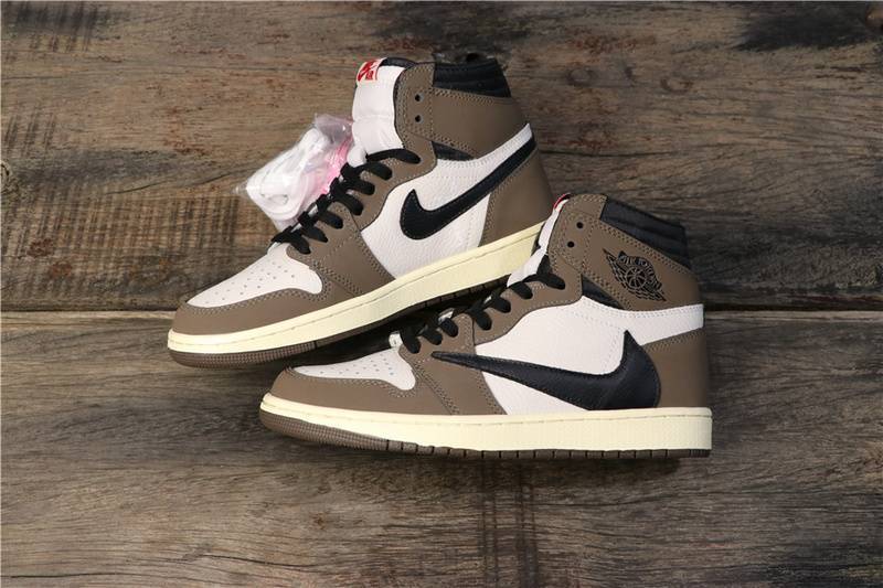 Les Air Jordan 1 Retro High "Travis Scott" (Cactus Jack) Femme incarnent la fusion parfaite entre le style emblématique de Jordan et l’audace créative de Travis Scott.