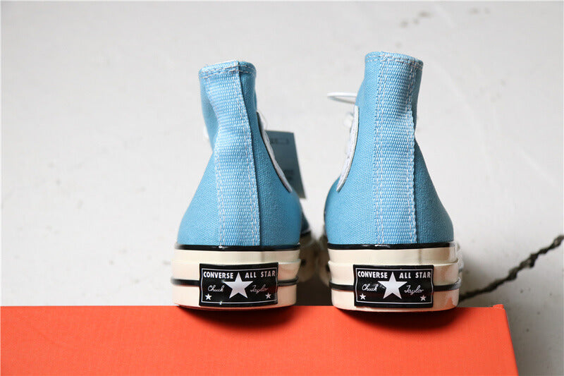 Premièrement : Les baskets Converse Femme se distinguent par leur design iconique et leur esthétique vintage.