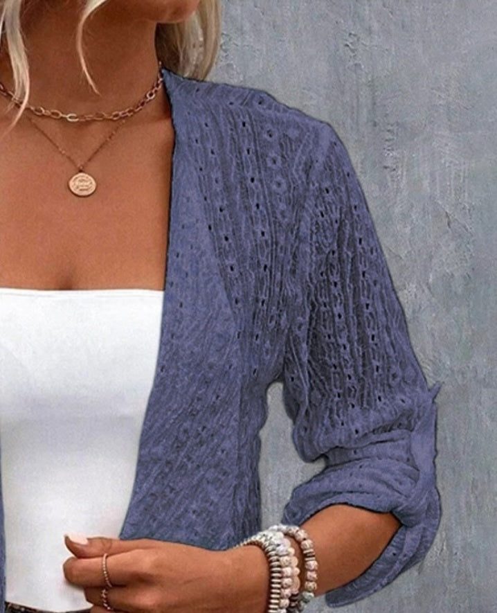 Premièrement : Optez pour un look raffiné et tendance avec ce Manteau blazer ouvert sur le devant à manches retroussés et broderie à oeillets femme