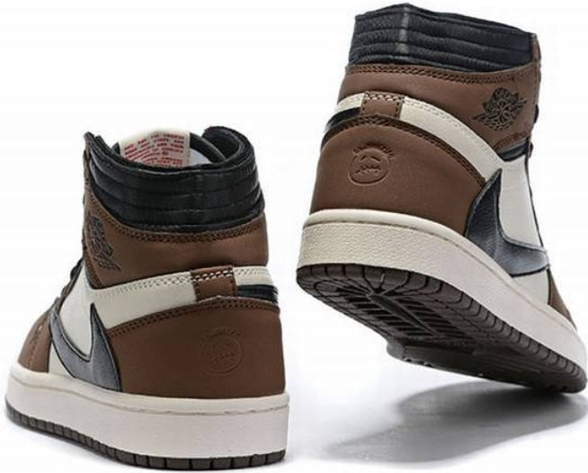 Les Air Jordan 1 Retro High "Travis Scott" (Cactus Jack) Femme incarnent la fusion parfaite entre le style emblématique de Jordan et l’audace créative de Travis Scott.