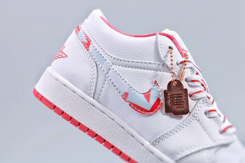Les Air Jordan 1 Low "Topaz Mist (GS)" pour femmes offrent une esthétique élégante avec des nuances de Topaz Mist.