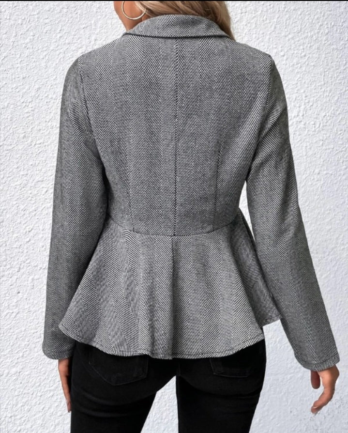 Premièrement : Apportez une touche de sophistication à votre garde-robe avec ce Manteau Blazer slim à rayures et boutons sur le devant avec ourlet à volants femme