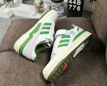 Premièrement : Les baskets Adidas Forum 84 Low "Crew Green" Femme combinent performance et style de manière exceptionnelle.