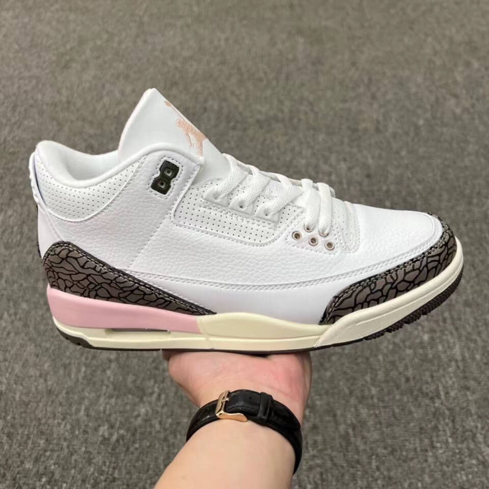 Premièrement, les baskets Air Jordan 3 Femme sont un symbole de style intemporel et de performance de haut niveau.