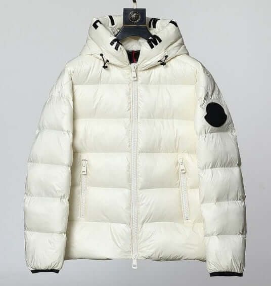 Premièrement : Les doudounes Moncler Femme, ainsi que les manteau Moncler Femme, incarnent un style et un raffinement incomparables.