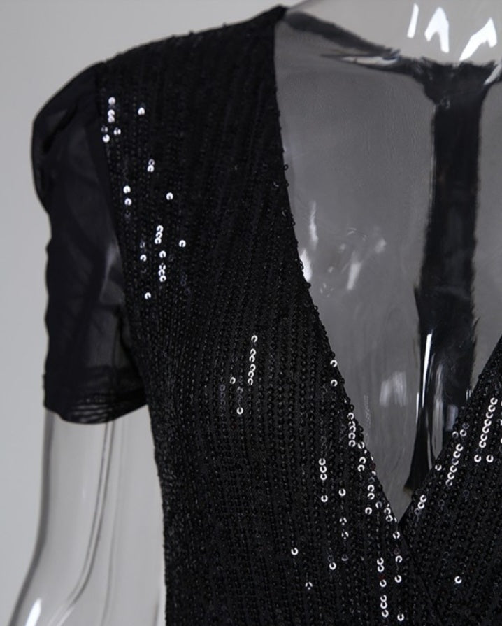 Premièrement : Brillez de mille feux avec cette Combinaison à paillettes plongeante en maille transparente à manches courtes, combinaison sexy et scintillante à coupe ajustée femme.