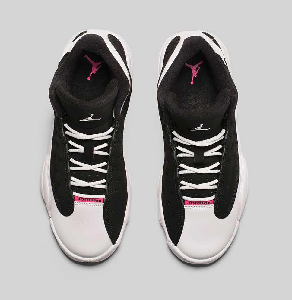 Les  baskets  Air Jordan 13 "Love & Respect" (Black and White) Femme permettent de personnaliser votre style tout en bénéficiant d’un confort supérieur.