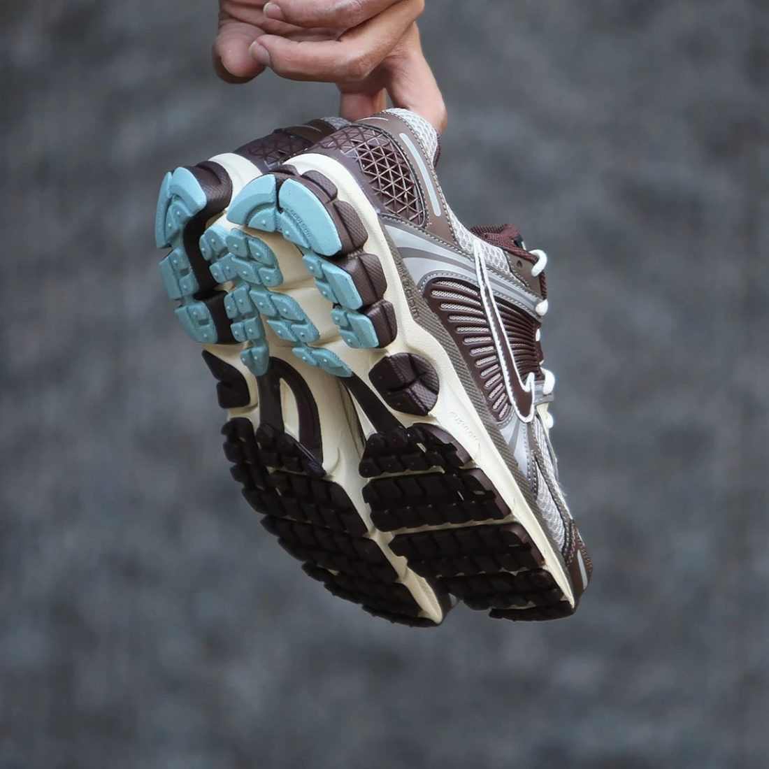 En revanche, les baskets Nike Zoom Vomero 5 Brown Grey Blue.