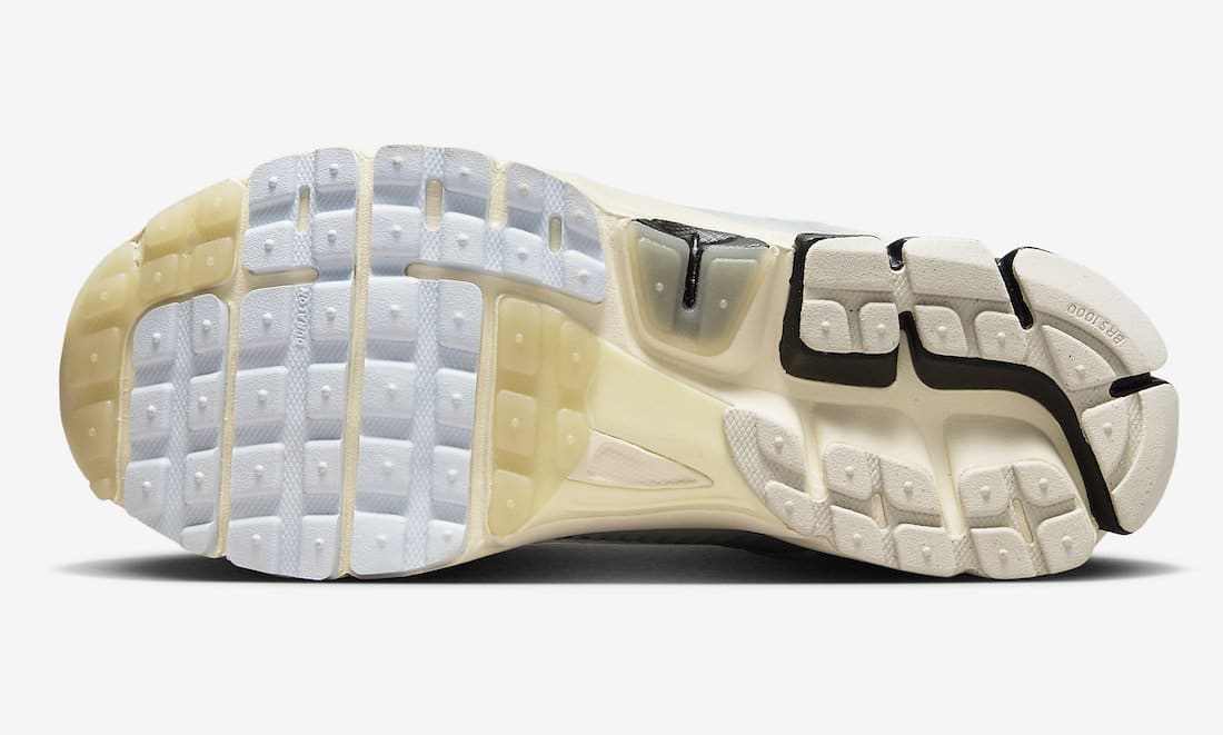 Les baskets Nike Zoom Vomero 5 Supersonic Femme sont le summum de l'innovation et du style dans la gamme de running de Nike.