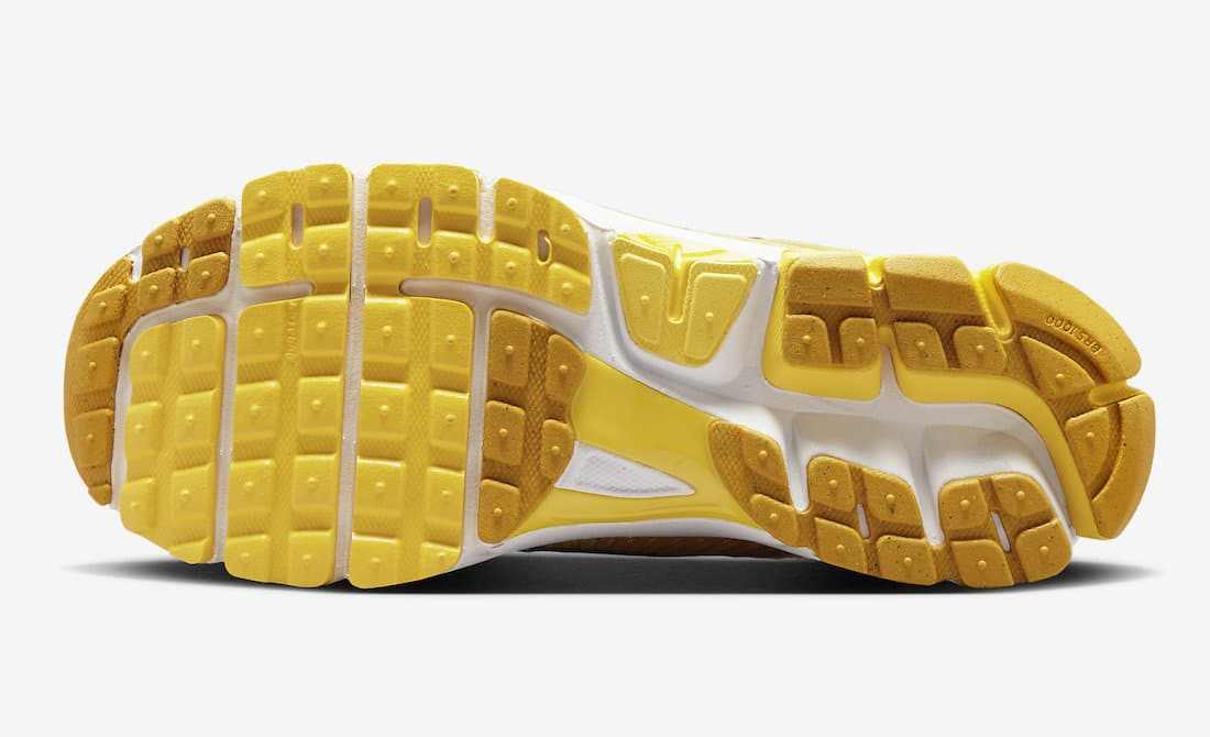 Les baskets Nike Zoom Vomero 5 Varsity Maize Femme allient élégance et performance.