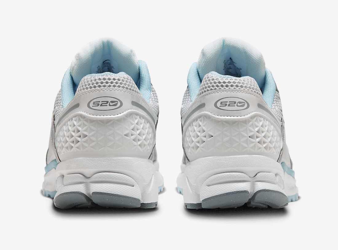 Les baskets Nike Zoom Vomero 5 520 Pack Ocean Bliss Femme représentent une fusion parfaite de performance avancée et de design élégant.