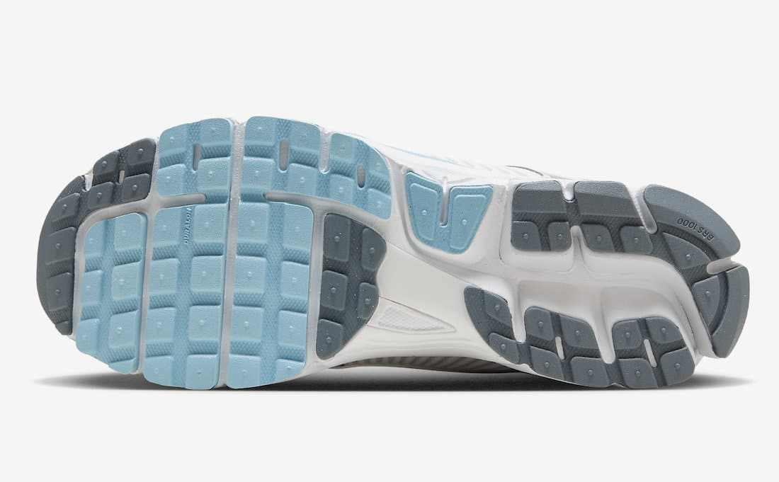 Les baskets Nike Zoom Vomero 5 520 Pack Ocean Bliss Femme représentent une fusion parfaite de performance avancée et de design élégant.