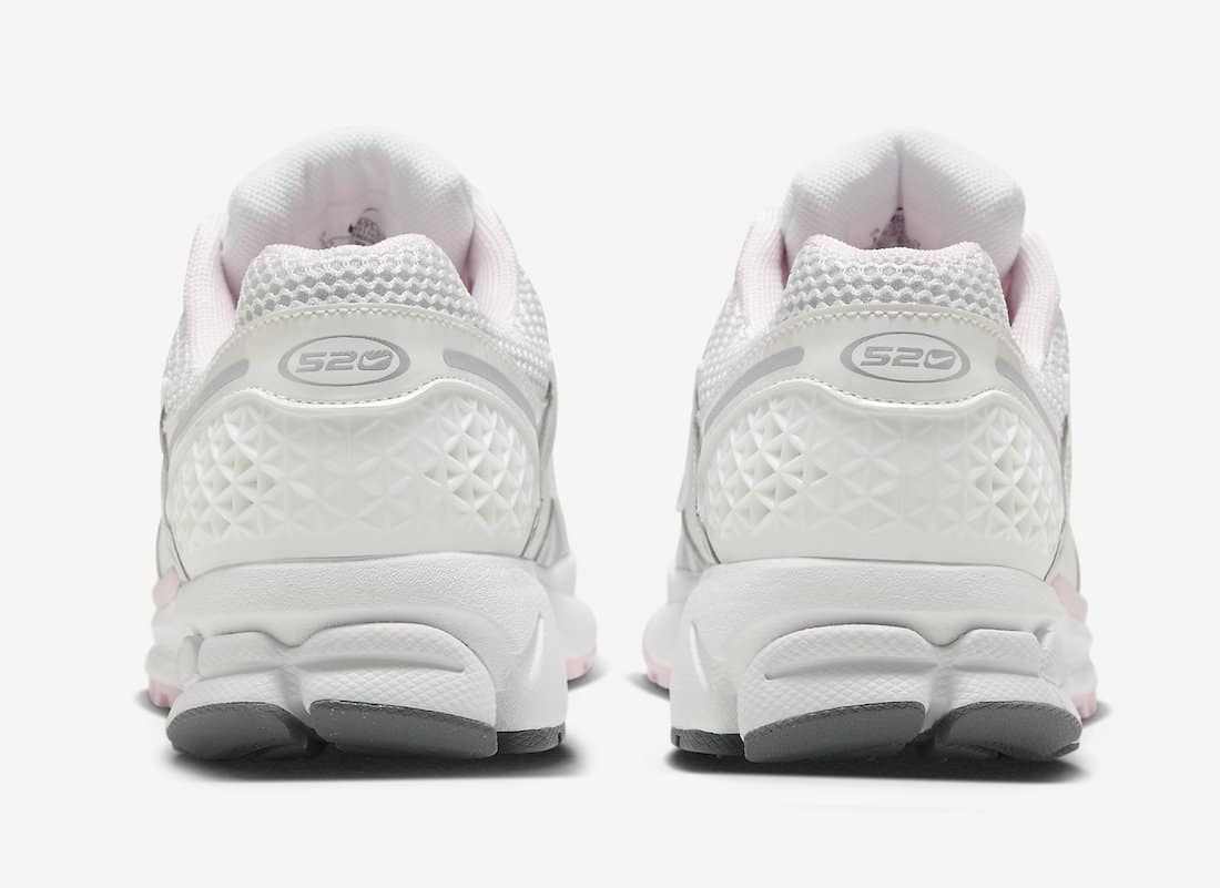 Les baskets Nike Zoom Vomero 5 520 Pack White Pink Femme allient à la perfection performance avancée et design raffiné.