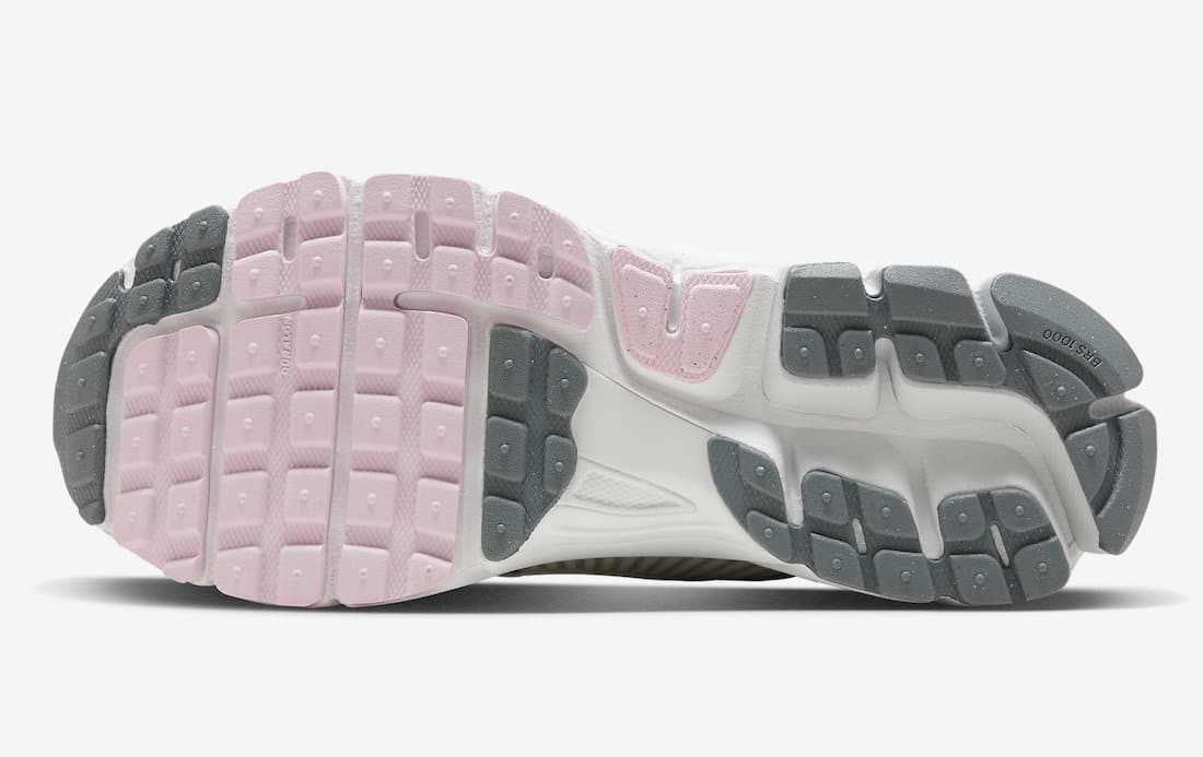 Les baskets Nike Zoom Vomero 5 520 Pack White Pink Femme allient à la perfection performance avancée et design raffiné.