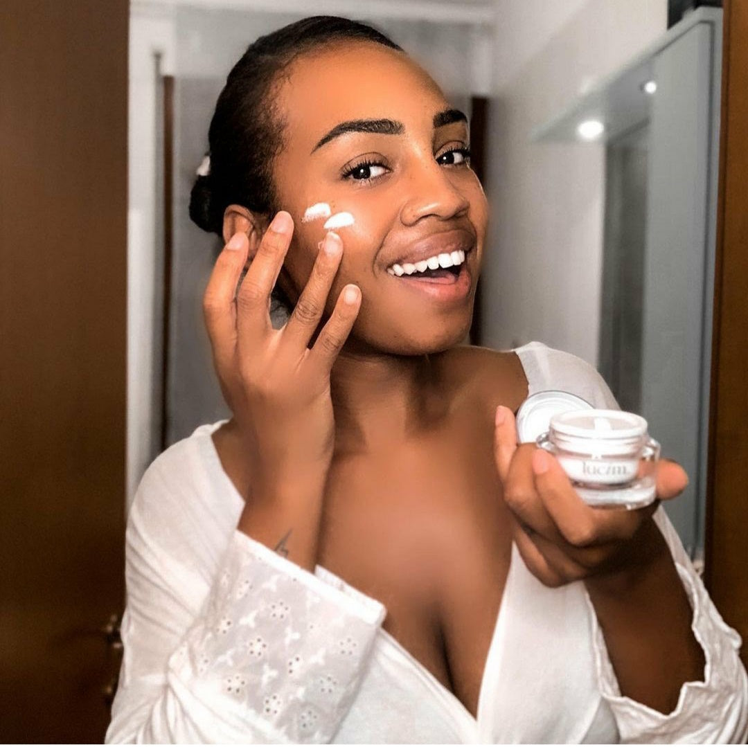 La gamme Lucim Ariix est conçue pour offrir des soins esthétiques haut de gamme qui répondent aux besoins spécifiques de votre peau, tout en révélant son éclat naturel.