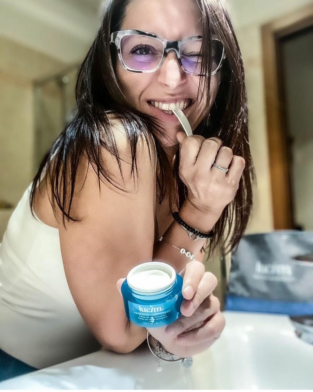 La gamme Lucim Ariix est conçue pour offrir des soins esthétiques haut de gamme qui répondent aux besoins spécifiques de votre peau, tout en révélant son éclat naturel.