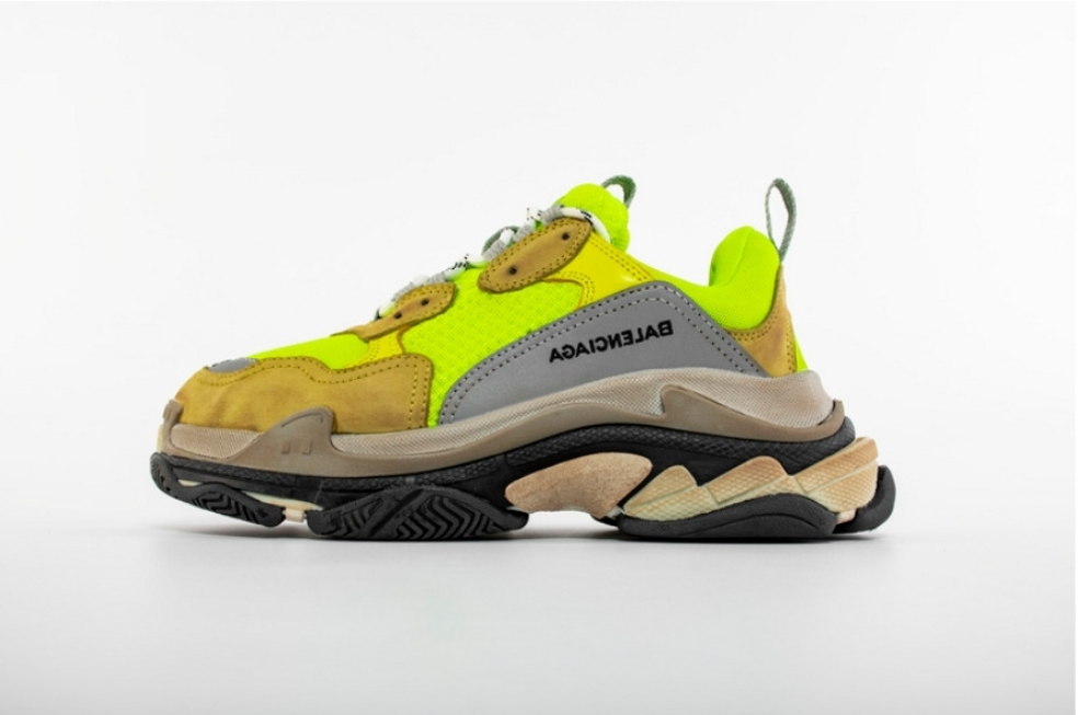 Les baskets Balenciaga Triple S incarnent un style emblématique et incontournable un luxe contemporain.
leur design novateur. Le moins cher.