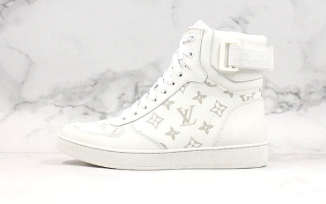 Les sneakers Louis Vuitton Femme représentent l’équilibre parfait entre l’élégance emblématique et l’innovation stylistique.