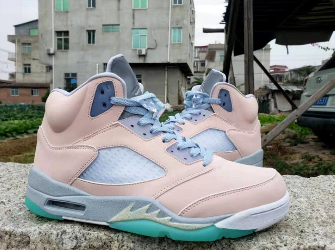 Les baskets Air Jordan 5 offrent un style audacieux et une performance exceptionnelle. leur design unique emblématique. Pas cher. Le moins cher.