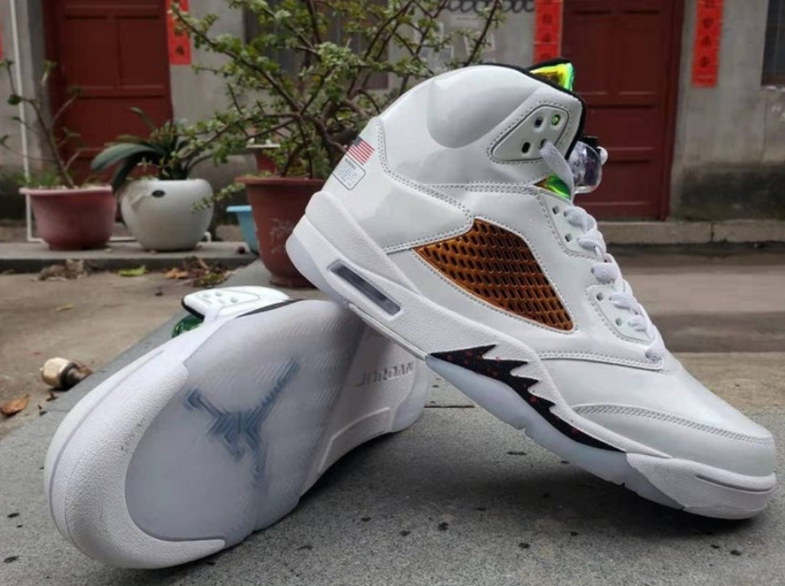 Les baskets Air Jordan 5 offrent un style audacieux et une performance exceptionnelle. leur design unique emblématique. Pas cher. Le moins cher.