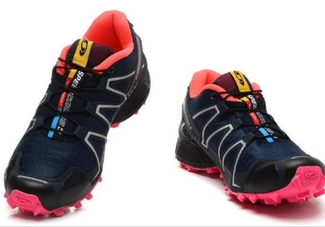 Les baskets Salomon Speed Cross III 1 Femme sont un témoignage de l'engagement de Salomon à combiner style et innovation.