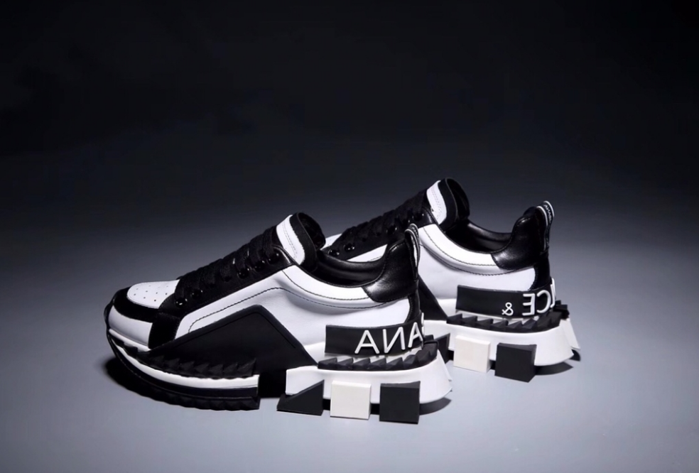 Les baskets sneakers Dolce & Gabbana incarnent un style emblématique et un luxe italien.
 leur design élégant.pas cher . Le moins cher.