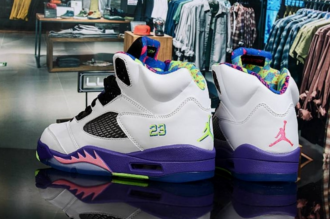 Les baskets Air Jordan 5 offrent un style audacieux et une performance exceptionnelle. leur design unique emblématique. Pas cher. Le moins cher.