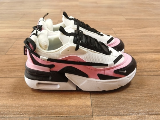 les Baskets Nike Air Max Furyosa Honeydew sont un témoignage de l'engagement de Nike à combiner style et innovation.