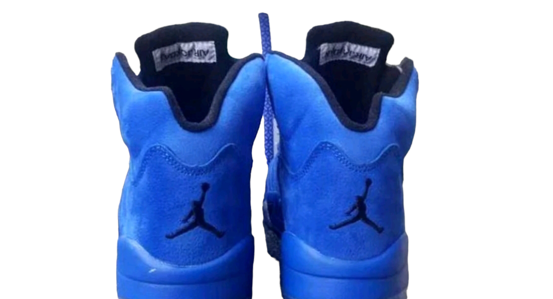 Les baskets Air Jordan 5 offrent un style audacieux et une performance exceptionnelle. leur design unique emblématique. Pas cher. Le moins cher.
