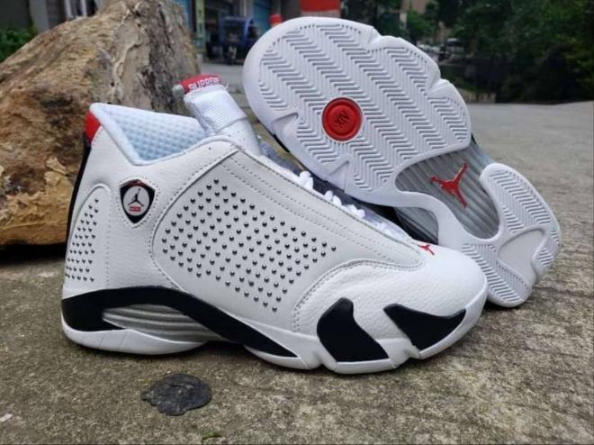 Les baskets Air Jordan 14 offrent un style emblématique et une performance exceptionnelle.
design distinctif. Pas cher. Moins cher.