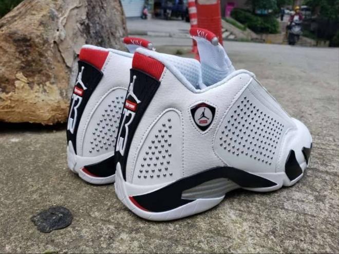 Les baskets Air Jordan 14 offrent un style emblématique et une performance exceptionnelle.
design distinctif. Pas cher. Moins cher.