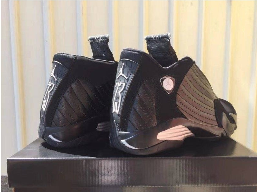 Les baskets Air Jordan 14 offrent un style emblématique et une performance exceptionnelle.
design distinctif. Pas cher. Moins cher.