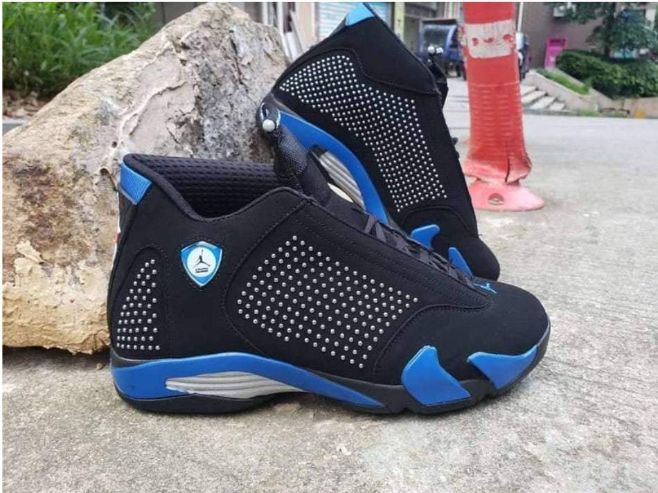 Les baskets Air Jordan 14 offrent un style emblématique et une performance exceptionnelle.
design distinctif. Pas cher. Moins cher.