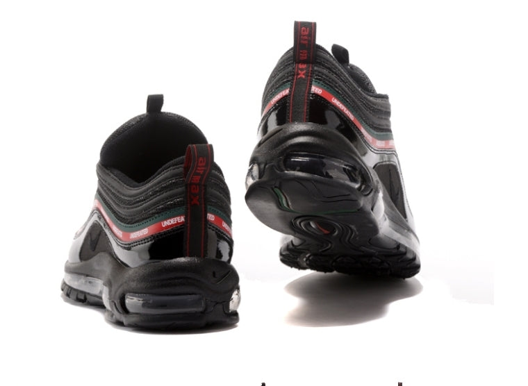 Les baskets Nike Air Max 97 sont synonymes de style emblématique et de confort absolu. Leur design ondulé distinctif.pas cher. Le moins cher.