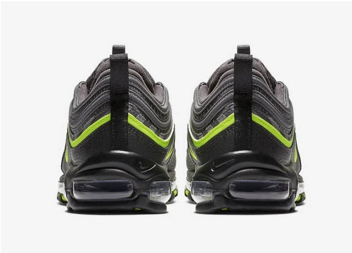 Les baskets Nike Air Max 97 sont synonymes de style emblématique et de confort absolu. Leur design ondulé distinctif.pas cher. Le moins cher.