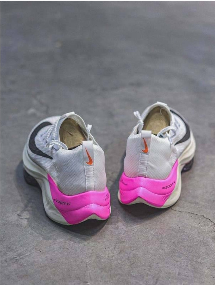 Les baskets Nike Air Zoom combinent style et performance, offrant une expérience unique. Leur design élégant. Pas cher. Le moins Cher.
