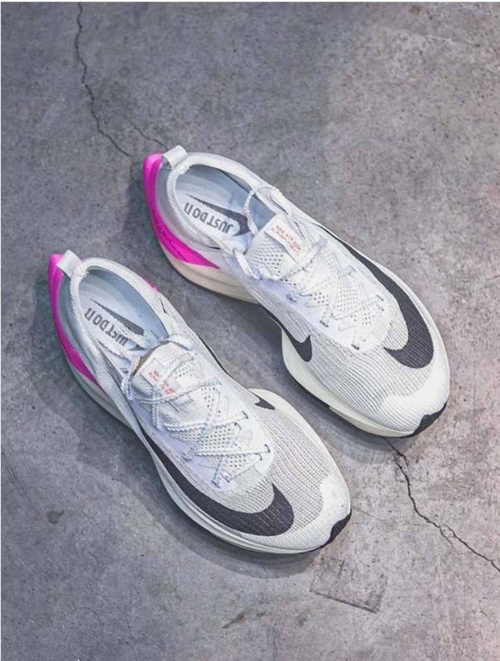 Les baskets Nike Air Zoom combinent style et performance, offrant une expérience unique. Leur design élégant. Pas cher. Le moins Cher.