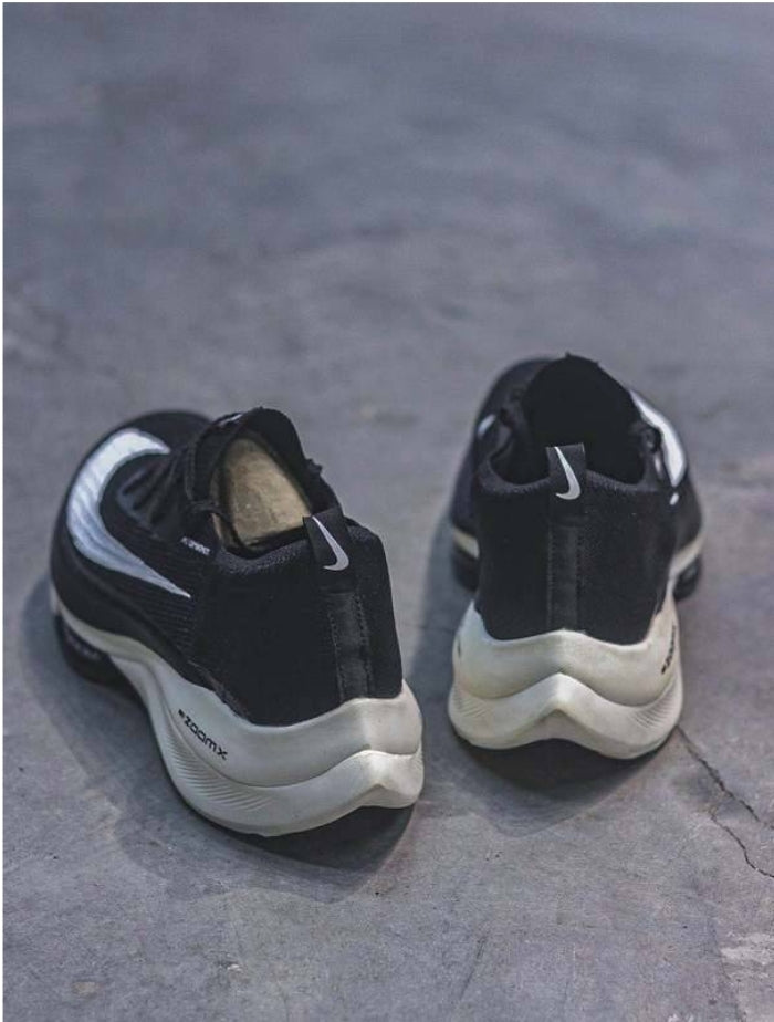 Les baskets Nike Air Zoom combinent style et performance, offrant une expérience unique. Leur design élégant. Pas cher. Le moins Cher.