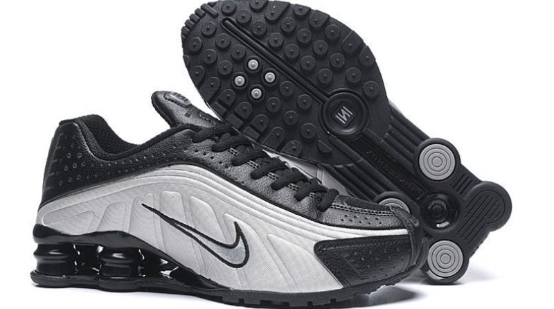 Les baskets Nike Shox R4 combinent style audacieux et innovation technologique exceptionnel et indispensable. Pas Cher. Le moins cher.