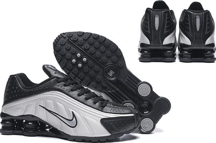 Les baskets Nike Shox R4 combinent style audacieux et innovation technologique exceptionnel et indispensable. Pas Cher. Le moins cher.