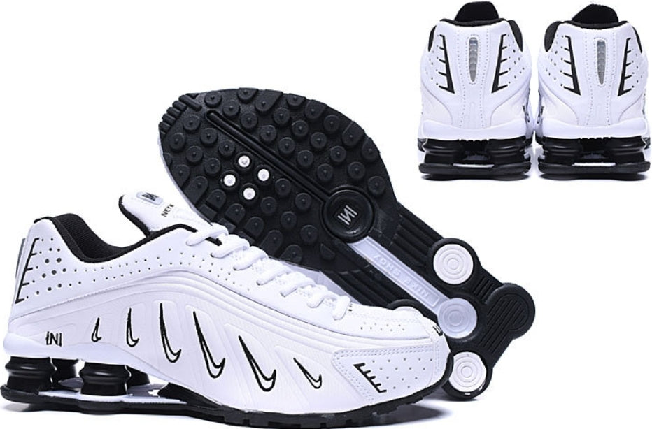 Les baskets Nike Shox R4 combinent style audacieux et innovation technologique exceptionnel et indispensable. Pas Cher. Le moins cher.