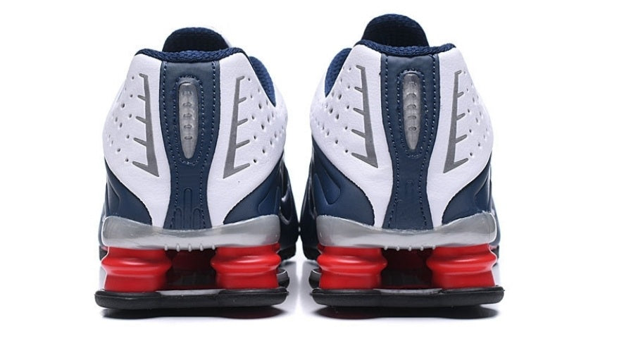 Les baskets Nike Shox R4 combinent style audacieux et innovation technologique exceptionnel et indispensable. Pas Cher. Le moins cher.