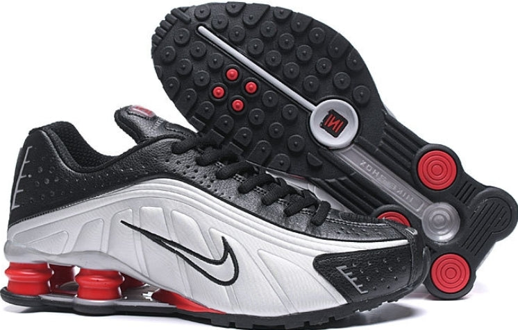 Les baskets Nike Shox R4 combinent style audacieux et innovation technologique exceptionnel et indispensable. Pas Cher. Le moins cher.
