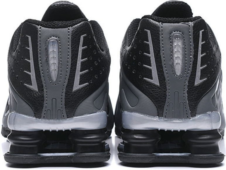 Les baskets Nike Shox R4 combinent style audacieux et innovation technologique exceptionnel et indispensable. Pas Cher. Le moins cher.